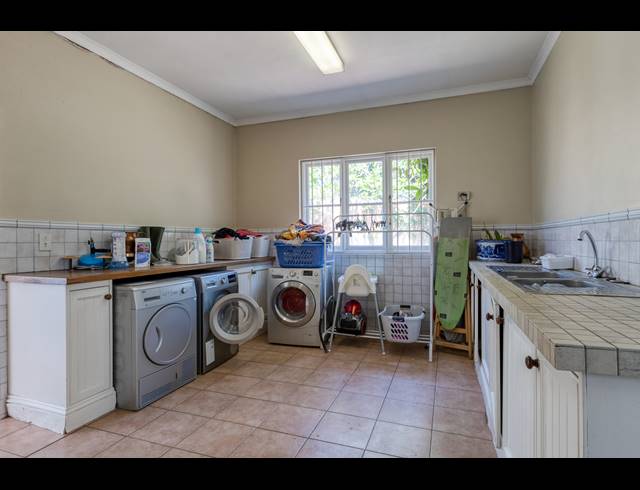 5 BEDROOM FREEHOLD FOR SALE IN CHARTWELL